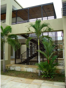 Escaleras a habitaci&oacute;n principal - Ver imagen ampliada