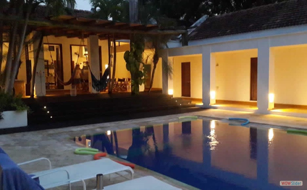 12_piscina_noche