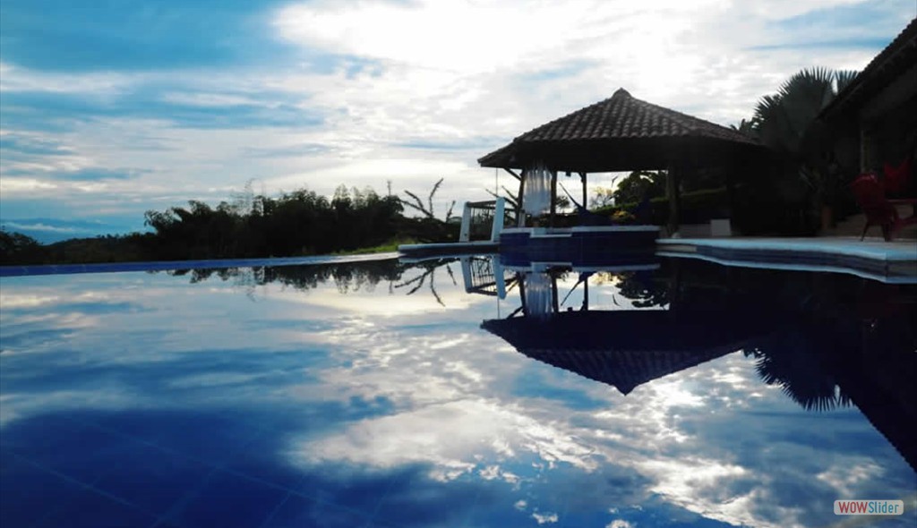 11_piscina_cielo